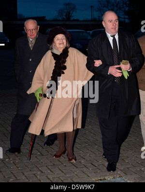 David Kelly Frau Laurie Morton die Entfernung des späten Schauspielers David Kelly fand an der Kirche der Wundertätigen Medaille in Stockfoto