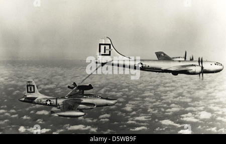 Boeing KB - 29P Betankung einen nordamerikanischen RB - 45C "Tornado". Stockfoto