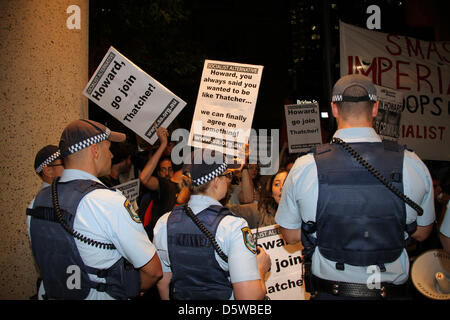 Sydney, NSW, Australien. 9. April 2013. Demonstranten gegen den Irak-Krieg versuchen, in der Intercontinental Sydney, dem ehemaligen Premierminister John Howard eine "no Regrets" Rede war. Kredit: Kredit: Richard Milnes / Alamy Live News. Stockfoto