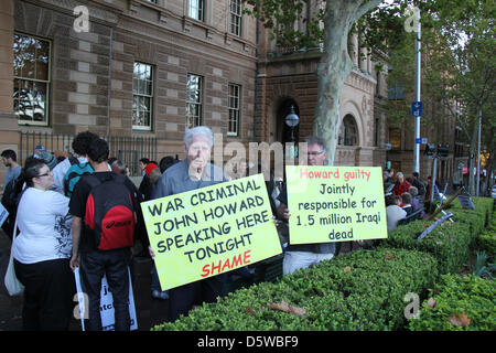 Sydney, NSW, Australien. 9. April 2013. Stoppen des Kriegskoalition Protests vor dem Intercontinental Hotel als ehemalige australische Premierminister John Howard keine Reue Rede zum 10. Jahrestag des Irak-Krieges zum Lowy Institut für internationale Politik liefert. Kredit: Kredit: Richard Milnes / Alamy Live News. Stockfoto