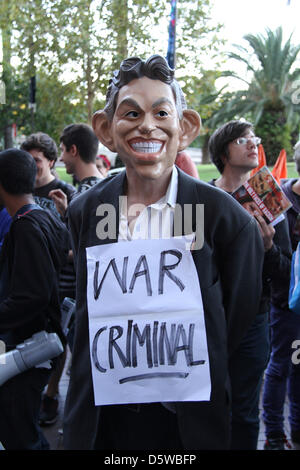 Sydney, NSW, Australien. 9. April 2013. Stoppen des Kriegskoalition Protests vor dem Intercontinental Hotel als ehemalige australische Premierminister John Howard keine Reue Rede zum 10. Jahrestag des Irak-Krieges zum Lowy Institut für internationale Politik liefert. Kredit: Kredit: Richard Milnes / Alamy Live News. Stockfoto