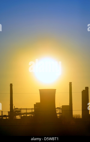 Industrielle Sonnenuntergang schießen im Frühling Stockfoto