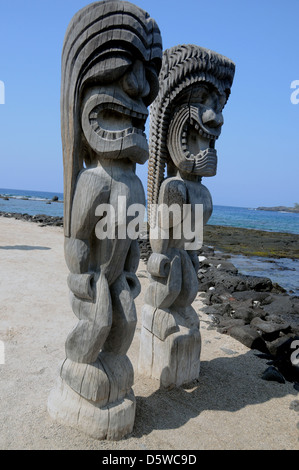 Die Hüter des The Place of Refuge, Pu'uhonua o Honaunau an der Kona-Küste von Big Island, Hawaii. Stockfoto