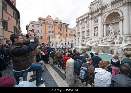 ROM, ITALIEN. Touristenmassen am Trevi-Brunnen. 2013. Stockfoto