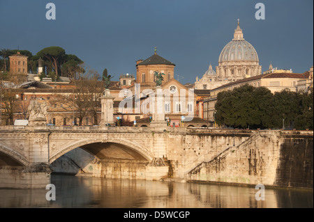 ROM, ITALIEN. Ein Sonnenaufgang Aussicht von Ponte Sant' Angelo über den Tiber mit Petersdom auf der rechten Seite. 2013. Stockfoto