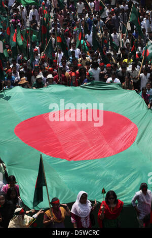 Bangladeshi Demonstranten Parolen schreien und tragen Nationalflaggen auf eine Anti-Streik-Kundgebung während einer Nation große Streik von Islamisten in Dhaka am 8. April 2013 genannt. Islamistische Organistaion, genannt Hefajat-e-Islam einen landesweiten Streik drücken das Nationalparlament ein Blasphmey Gesetz zur Verfolgung der Blogger beleidigen Islam und den Propheten Mohammed in dem mehrheitlich muslimischen Land vorgeworfen zu erlassen. Stockfoto