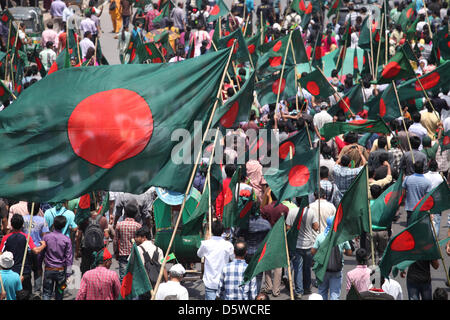 Dhaka, Bangladesch. 8. April 2013--angeblich die Ganajagaran Mancha Führer, dass die Hifazat-e Islam den Fortschritt von Bangladesch Einhalt zu Gebieten, gegen die gemeinsamen Bemühungen von Männern und Frauen will. Viele brachten Fahnen zu entfalten. --Ein landesweiter Streik von Hefajat-e-Islam gefordert, Bestellung, zu wiederholen, eine Reihe von Anforderungen und drücken für die Testversion eines atheistischer Blogger gefordert. Der Streik war auch neben einer Großdemonstration Dhaka für Kriegsverbrecher, die Todesstrafe gegeben werden Stockfoto