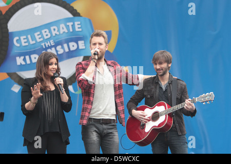 Hillary Scott und Dave Haywood, Charles Kelley Lady Antebellum durchführen im The Grove zu feiern den 100. Jahrestag von Oreo Stockfoto