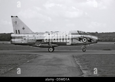 Die English Electric Lightning T5 war ein Überschallflugzeug, das für die Royal Air Force entwickelt wurde. Bekannt für seine außergewöhnliche Geschwindigkeit und Steigerungsrate, war es ein wichtiger Bestandteil der britischen Luftverteidigung während des Kalten Krieges. Stockfoto