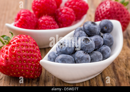 Zusammensetzung der frische Heidelbeeren, Himbeeren und Erdbeeren Stockfoto