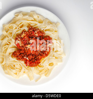 Spaghetti Bolognese mit Parmesan-Käse-Draufsicht Stockfoto