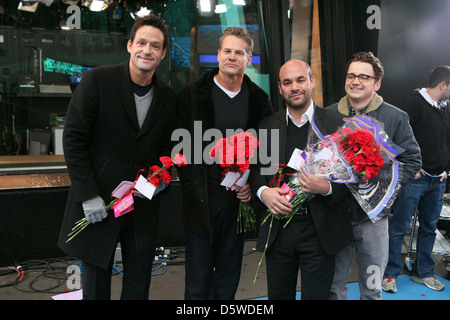 Josh Hopkins, Brian Van Holt, Ian Gomez und Dan Byrd, was die Stars von "Cougar Town" hand aus Blumen zum Valentinstag an fans Stockfoto