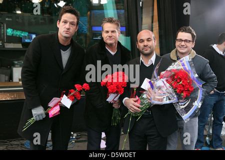 Josh Hopkins, Brian Van Holt, Ian Gomez und Dan Byrd, was die Stars von "Cougar Town" hand aus Blumen zum Valentinstag an fans Stockfoto