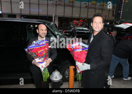 Ian Gomez und Josh Hopkins, die die Stars von "Cougar Town" Blumen zum Valentinstag an Fans außerhalb der ABC Studios vor verteilen Stockfoto