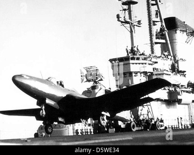 McDonnell XFD-1 (FH-1) 'Phantom', 21. Juli 1946. Lt.cmdr. James Davidson, USN, führt 1. Träger versuche an Bord der USS F.D.R. (CVB-42). Stockfoto