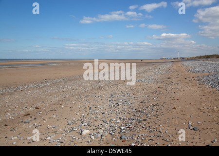 Wales Küstenweg in Nord-Wales. Der Strand von Kinmel Bay mit der Stadt von Rhyl im Hintergrund. Stockfoto