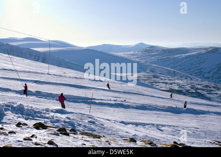 Skifahrer & Snowboarder auf Skilifte und Pisten, gesehen von der Aussichtsterrasse Ptarmigan, Cairngorm Mountain Ski Zentrum Aviemore Schottland Stockfoto