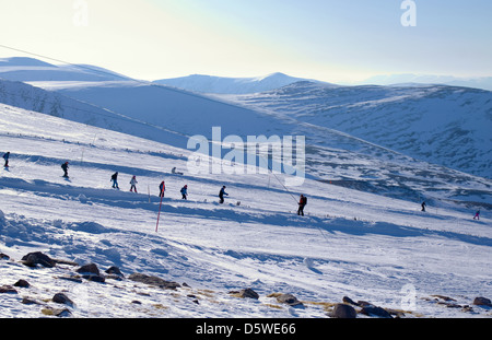 Skifahrer & Snowboarder auf Skilifte und Pisten, gesehen von der Aussichtsterrasse Ptarmigan, Cairngorm Mountain Ski Zentrum Aviemore Schottland Stockfoto