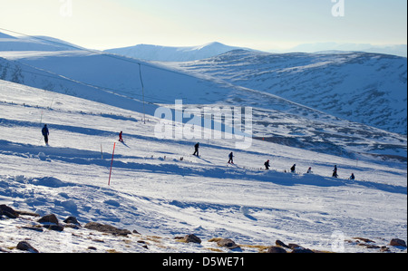 Skifahrer & Snowboarder gesehen das Alpenschneehuhn betrachten Terrasse, Cairngorm Mountain Ski Centre, Aviemore, Highlands, Schottland, Vereinigtes Königreich Stockfoto