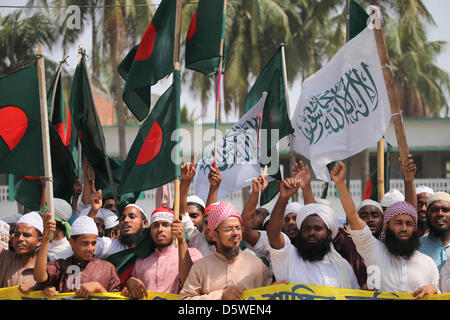 Hefazot-ich-Islam-Parteimitglieder und Unterstützer im Bild wie sie Fahnen schwenken und Parolen schreien, während geben zu einem landesweiten Streik bei Kamrangirchar in der Hauptstadt Dhaka 8. April 2013.A landesweiten Streik von Hefajat-e-Islam gefordert gefordert um nochmals eine Reihe von Anforderungen und drücken für die Testversion eines atheistischer Blogger unterstützen. Stockfoto