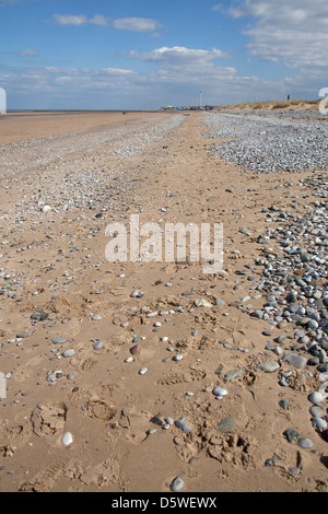 Wales Küstenweg in Nord-Wales. Der Strand von Kinmel Bay mit der Stadt von Rhyl im Hintergrund. Stockfoto