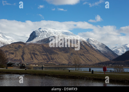 Das Südende des Caledonian Canal bei Corpach in der Nähe von Fort William in den schottischen Highlands. Ben Nevis ist im Hintergrund Stockfoto