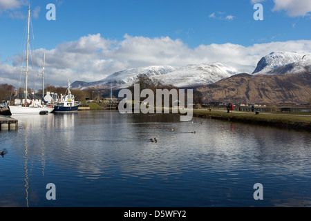 Das Südende des Caledonian Canal bei Corpach in der Nähe von Fort William in den schottischen Highlands. Ben Nevis ist im Hintergrund Stockfoto