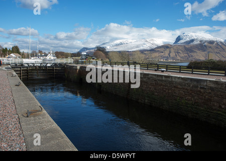 Das Südende des Caledonian Canal bei Corpach in der Nähe von Fort William in den schottischen Highlands. Ben Nevis ist im Hintergrund Stockfoto