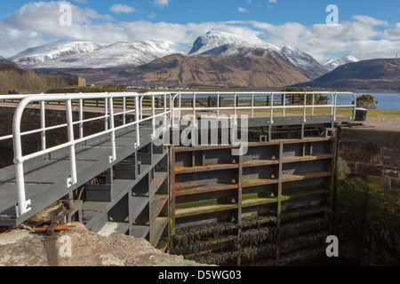 Das Südende des Caledonian Canal bei Corpach in der Nähe von Fort William in den schottischen Highlands. Ben Nevis ist im Hintergrund Stockfoto