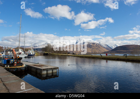 Das Südende des Caledonian Canal bei Corpach in der Nähe von Fort William in den schottischen Highlands. Ben Nevis ist im Hintergrund Stockfoto