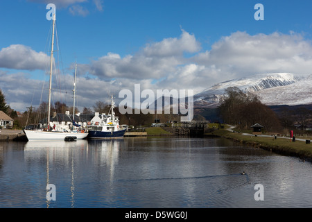 Das Südende des Caledonian Canal bei Corpach in der Nähe von Fort William in den schottischen Highlands. Ben Nevis ist im Hintergrund Stockfoto