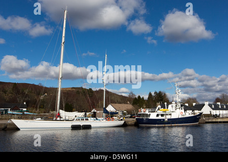 Zwei Schiffe auf dem Caladoinan-Kanal, die Tierwelt Kreuzfahrtschiff Hjalmar Bjorge und The Ocean Spirit von Moray. Stockfoto