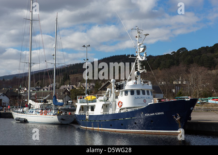 Zwei Schiffe auf dem Caladoinan-Kanal, die Tierwelt Kreuzfahrtschiff Hjalmar Bjorge und The Ocean Spirit von Moray. Stockfoto