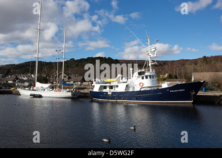 Zwei Schiffe auf dem Caladoinan-Kanal, die Tierwelt Kreuzfahrtschiff Hjalmar Bjorge und The Ocean Spirit von Moray. Stockfoto