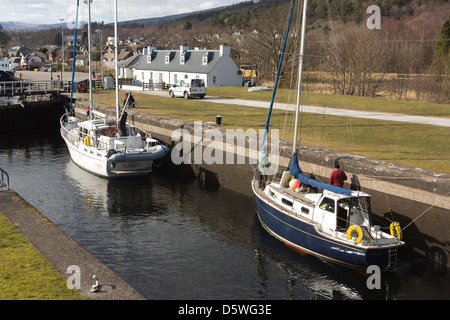 Zwei Sportbooten durch den kaledonischen Kanal bei Corpach am südlichen Ende in der Nähe von Fort William, Stockfoto