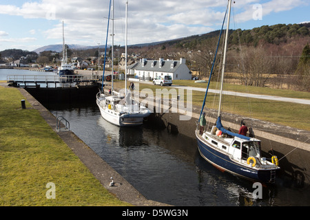 Zwei Sportbooten durch den kaledonischen Kanal bei Corpach am südlichen Ende in der Nähe von Fort William, Stockfoto