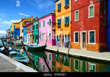 Bunte Gebäude in Burano Insel sonnige Straße, Venedig, Italien Stockfoto