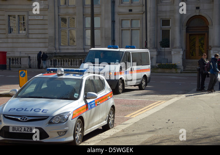 Silber Polizeiauto geparkt auf Horse Guards Road, London (neben St James Park). Stockfoto