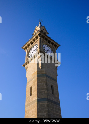 Der Prinz Albert Memorial, auch als Vier konfrontiert Lügner durch vier verschiedene Zeiten auf jedem Zifferblatt, Barnstaple, Devon, England angezeigt bekannt. Stockfoto