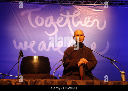 Bangkok, Thailand. 9. April 2013.  Zen-Meister Thich Nhat Hanh, eine Öffentlichkeit Dhamma sprechen im Siam Paragon in Bangkok im Rahmen einer Asien-Lehre-Tour, veranstaltet von der Thai Pflaume-Dorf-Stiftung. Zen Meister Thich Nhat Hanh im März kommt beginnt einen fünfwöchige Besuch in Thailand, in denen er führt Vipassana Ausbildung und eröffnen eine Ausstellung der kalligraphischen Meditation. Die vietnamesischen heiligen Mann und 50 Anhänger aus Frankreich veranstaltet eine Reihe von spirituellen Aktivitäten bei seinem fünften Besuch in Thailand. Kredit: Piti A Sahakorn Alamy Live News Stockfoto