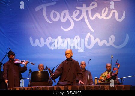 Bangkok, Thailand. 9. April 2013.  Zen-Meister Thich Nhat Hanh, eine Öffentlichkeit Dhamma sprechen im Siam Paragon in Bangkok im Rahmen einer Asien-Lehre-Tour, veranstaltet von der Thai Pflaume-Dorf-Stiftung. Zen Meister Thich Nhat Hanh im März kommt beginnt einen fünfwöchige Besuch in Thailand, in denen er führt Vipassana Ausbildung und eröffnen eine Ausstellung der kalligraphischen Meditation. Die vietnamesischen heiligen Mann und 50 Anhänger aus Frankreich veranstaltet eine Reihe von spirituellen Aktivitäten bei seinem fünften Besuch in Thailand. Kredit: Piti A Sahakorn Alamy Live News Stockfoto