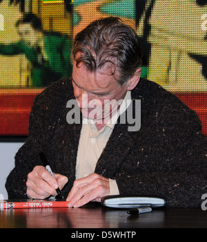 Michael Palin Michael Palin und Terry Jones melden Sie Kopien ihrer neuen DVD "Ripping Garne: The Complete Series in HMV Oxford Stockfoto