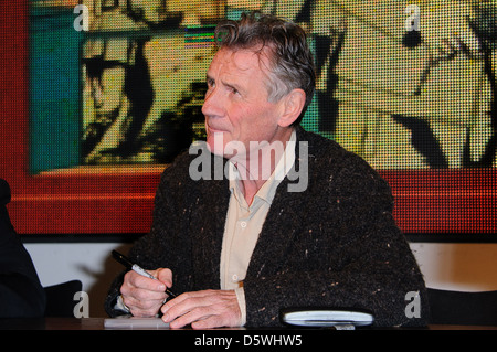 Michael Palin Michael Palin und Terry Jones melden Sie Kopien ihrer neuen DVD "Ripping Garne: The Complete Series in HMV Oxford Stockfoto