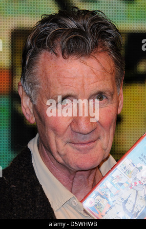 Michael Palin Michael Palin und Terry Jones melden Sie Kopien ihrer neuen DVD "Ripping Garne: The Complete Series in HMV Oxford Stockfoto