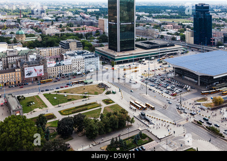 Blick über das Zentrum von Warschau aus dem Palast der Kultur und Wissenschaft mit dem Hauptbahnhof auf der rechten Seite. Stockfoto