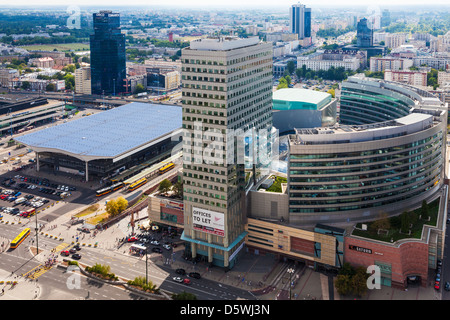 Ansicht von Warschau aus dem Palast der Kultur und Wissenschaft über die Central Railway Station (links) und Złote Tarasy (rechts). Stockfoto