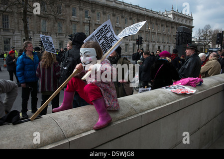 Die Demonstranten versammeln sich in der Downing Street, London Am 30. März 2013, um gegen die neu eingeführten Schlafzimmer steuern. Stockfoto