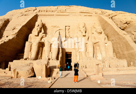 Die Vorderseite des großen Tempels von Abu Simbel, Ägypten Stockfoto