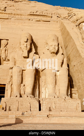 Zwei der vier Statuen des Pharao Ramesses II außerhalb der große Tempel in Abu Simbel, Ägypten Stockfoto