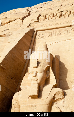 Nahaufnahme der ersten Statue von Pharao Ramesses II außerhalb der große Tempel in Abu Simbel, Ägypten Stockfoto